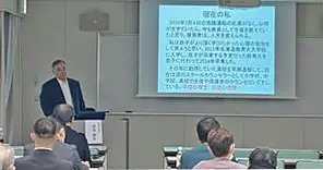 眞島さんと会場の写真